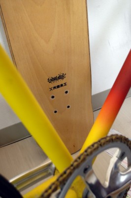 こちらも事務所内。<br>天童木工とのコラボレーションによる<br>スケートボードが鎮座。