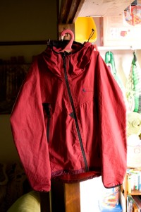 クレッタルムーセンのジャケット<br>「エイナリーダ」。<br>デザインが抜群にかっこいいです。<br>でも防水に関しては…<br>（岡部氏私物）