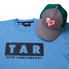 そして『TAR』としては最後になった<br>20周年記念のTシャツとキャップ。<br>なおキャップはステューシーとの<br>コラボレート作です。