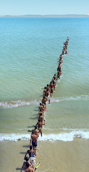 《川に着く前に橋を渡るな》2008年、ジブラルタル海峡 アクションの記録映像と写真 Photo：Jorge Golem
