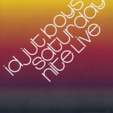 Idjut Boys『Saturday Nite Live』 そのプレイだけでなく、ディガーとしても高く評価されているイジャット・ボーイズが2000年にリリースした名作オフィシャル・ミックスCD。