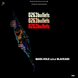 MASS-HOLE A.K.A BLACKASS 『0263bullets』 WDsoundsからリリースされたMASS-HOLEのソロビート集。漆黒のインストゥルメンタルアルバムとしてはもちろん、さまざまなラッパーがラップしている様子をイメージして楽しむこともできる、ビートメイカーとしてのMASS-HOLE節が全開の名盤。