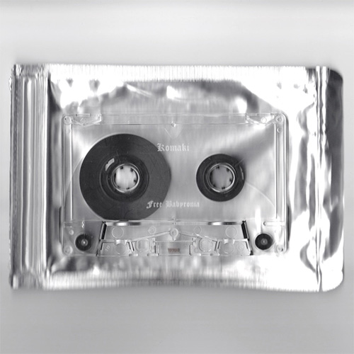 Free Babyronia『Komaki』 前作『Matrix Grooves』から3年ぶりとなる2016年のセカンド作。日常の風景をノイズ、アンビエントの繊細なテクスチャーとマッドなビートに変換した危うくも美しい音楽世界が（高音質音源）ダウンロードコード封入のカセットテープという異なる音質のメディアから響き、描かれる作品だ。