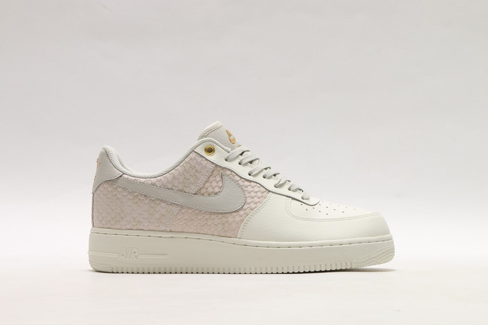 レア未使用NIKE AIR FORCE 1 07 LV8” atmos限定