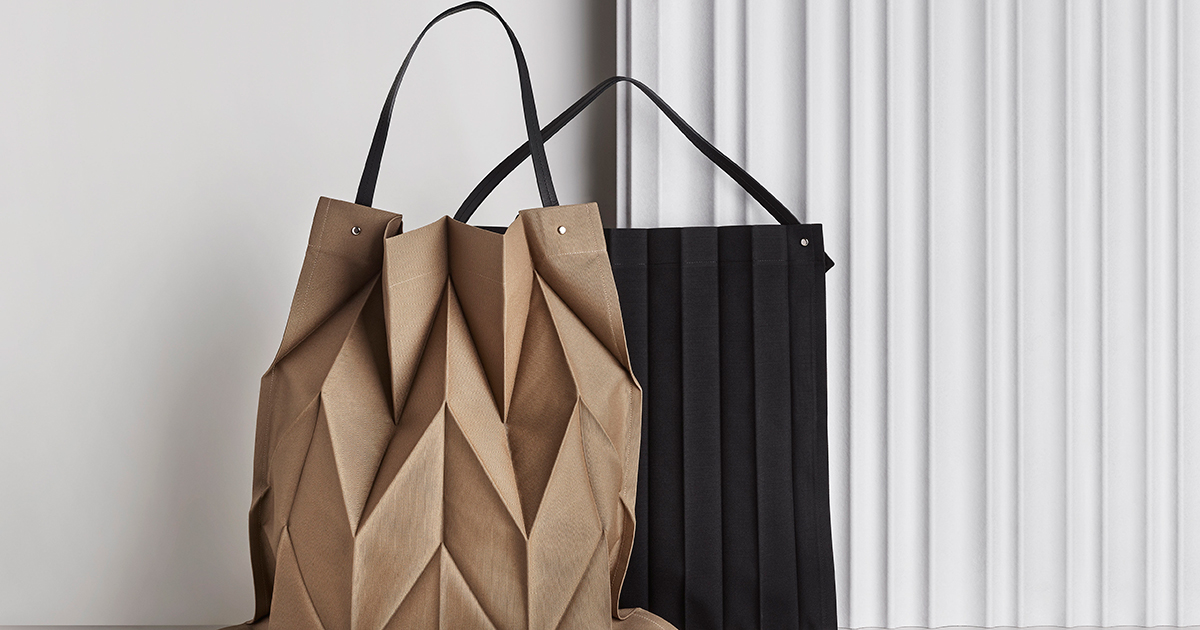 Iittala × Issey Miyakeのホームコレクションにバッグをはじめとした