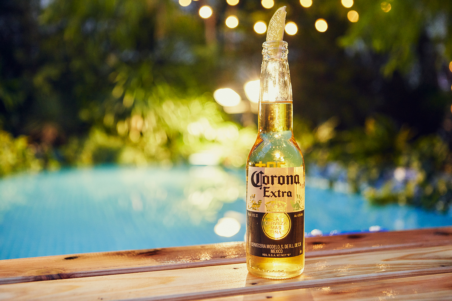 Как пить пиво корона. Corona Extra 4,5%. Corona cerveza пиво. Корона Экстра 0.335. Corona Extra 0.5.