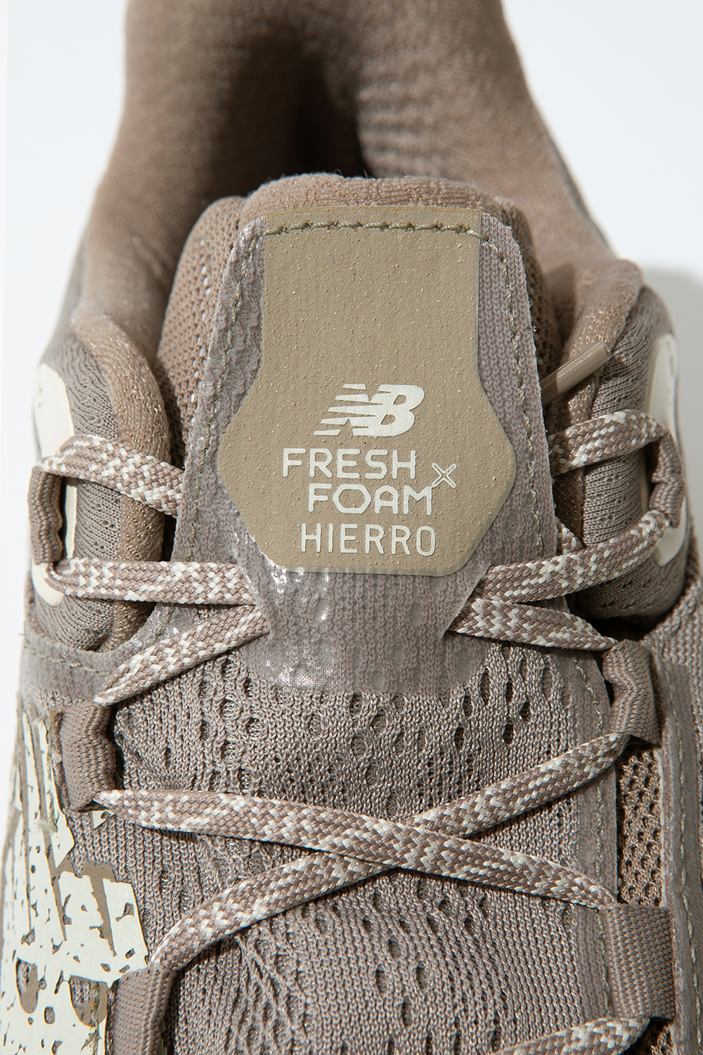 低価セール ニューバランス ＦＲＥＳＨ ＦＯＡＭ ＨＩＥＲＲＯ Ｍ ０