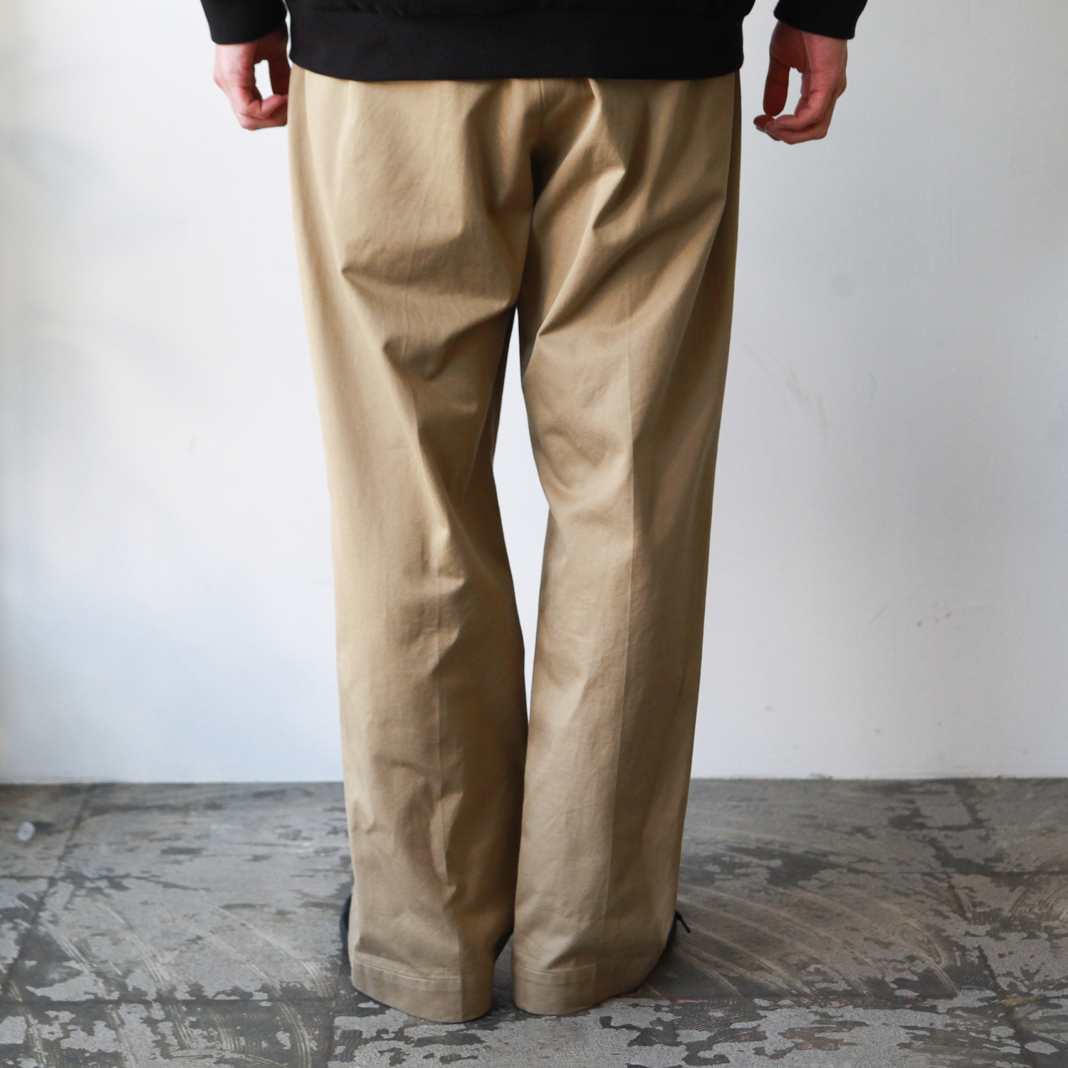 UNIVERSAL PRODUCTS 2TUCK wide chino-