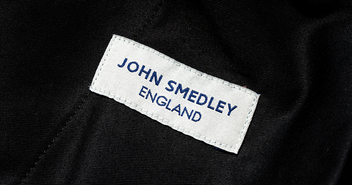 定番パンツを徹底解剖。『マスタードのパンツ辞典』 #68：JOHN SMEDLEY