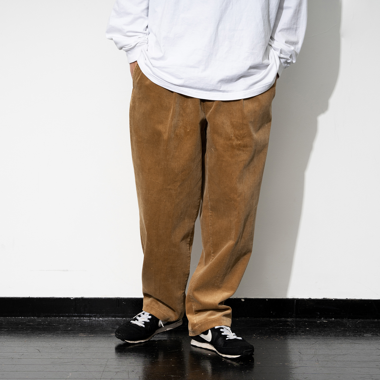 定番パンツを徹底解剖。『マスタードのパンツ辞典』 #72：Diaspora skateboardsの『Corduroy Trousers』