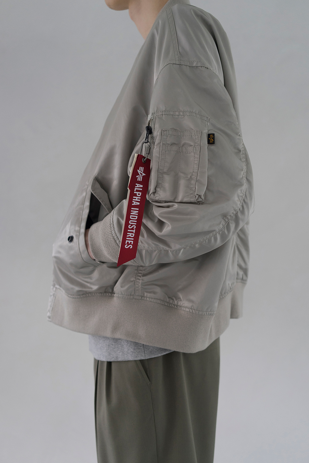 ZUCCa × ALPHA INDUSTRIESの都会派フライトジャケット