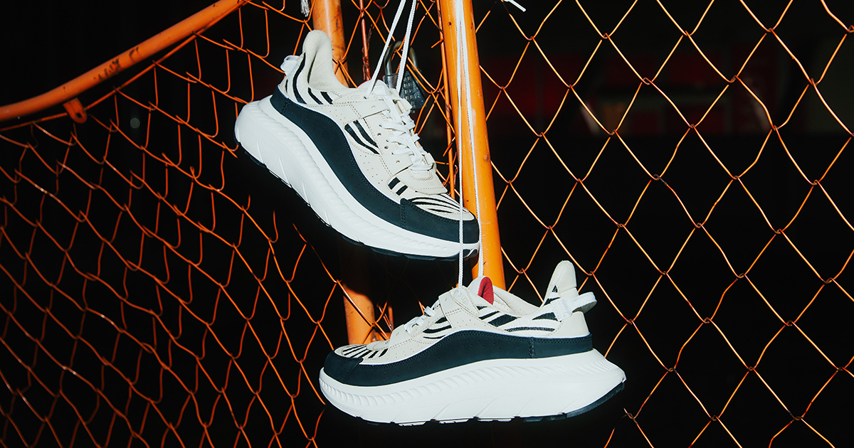 UGG CA805 V2 atmos別注モデルペイズリー　25cm UGGとatmosによるエクスクルーシヴシリーズ、「UGG x atmos