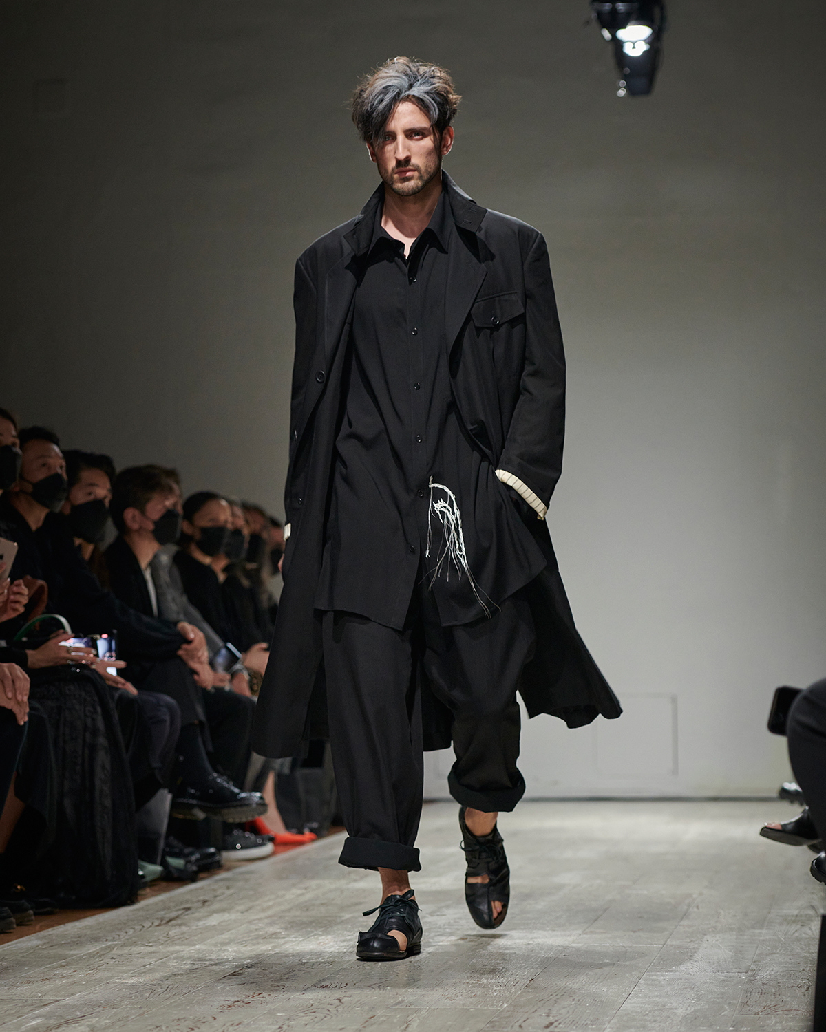 Yohji Yamamoto POUR HOMMEの2023年春夏コレクションが公開