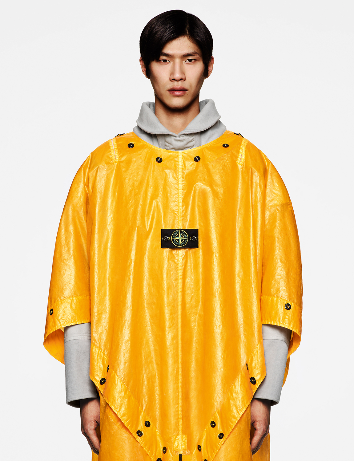 1982年にSTONE ISLANDが発表したTela Stella製ケープが再登場