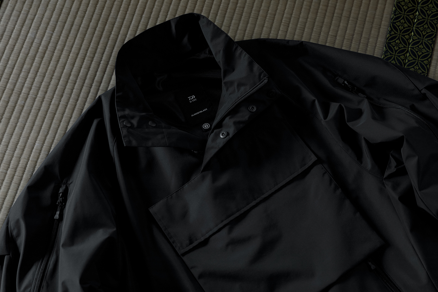 GORE-TEX INFINIUM™を用いた日本製のジャケット。D-VEC × ALMOSTBLACK 