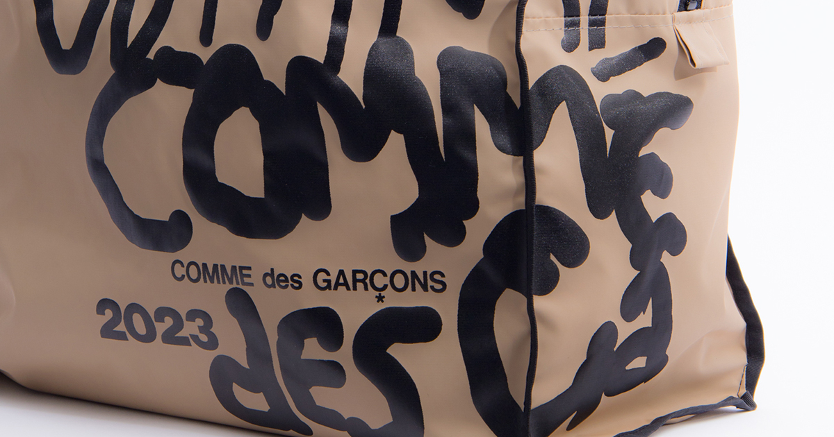 COMME des GARÇONSから2種の新作メッセージバッグがリリース