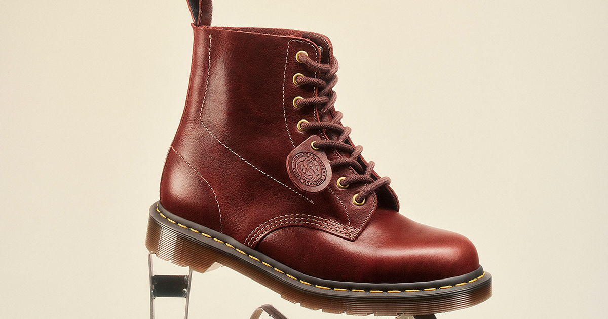 注目!!限定1460足【Dr.Martens】1460 LOVE LETTER レザー ブーツ 1460 Love Letter leather Boots in Burgundy | Dr. Martens