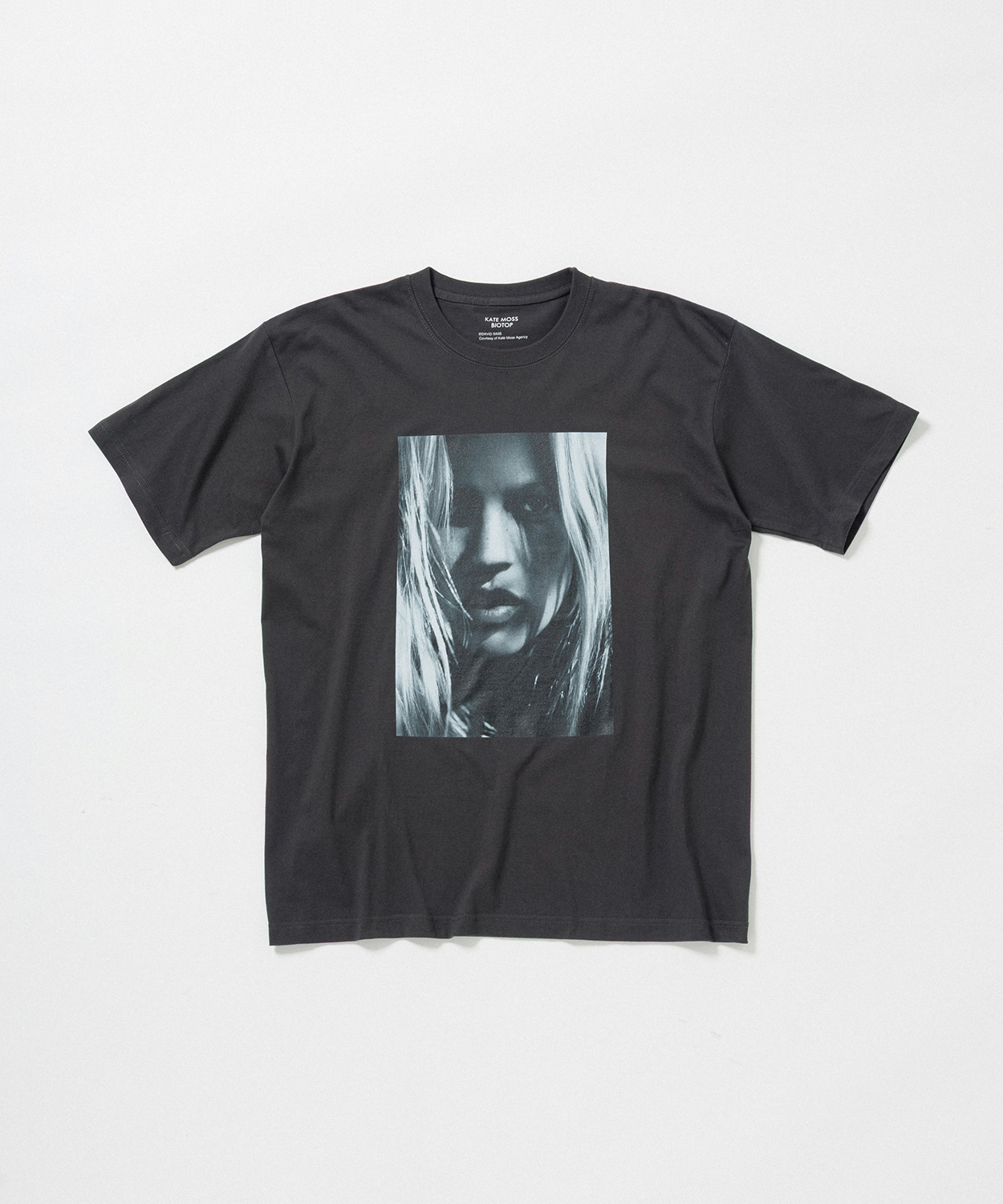 David SimsとBIOTOPのタッグによるケイト・モスの新作フォトT