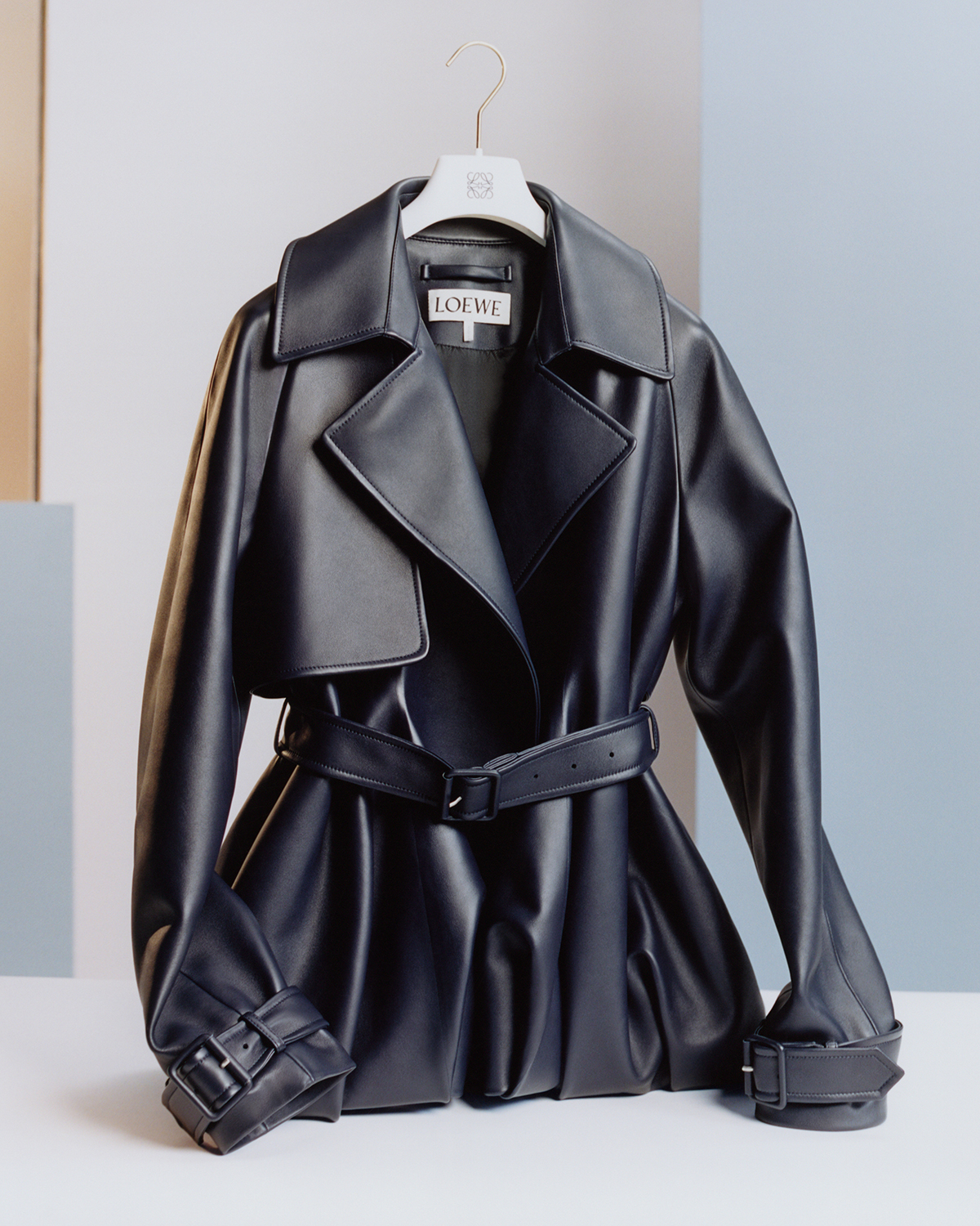 LOEWEのベルテッドジャケット