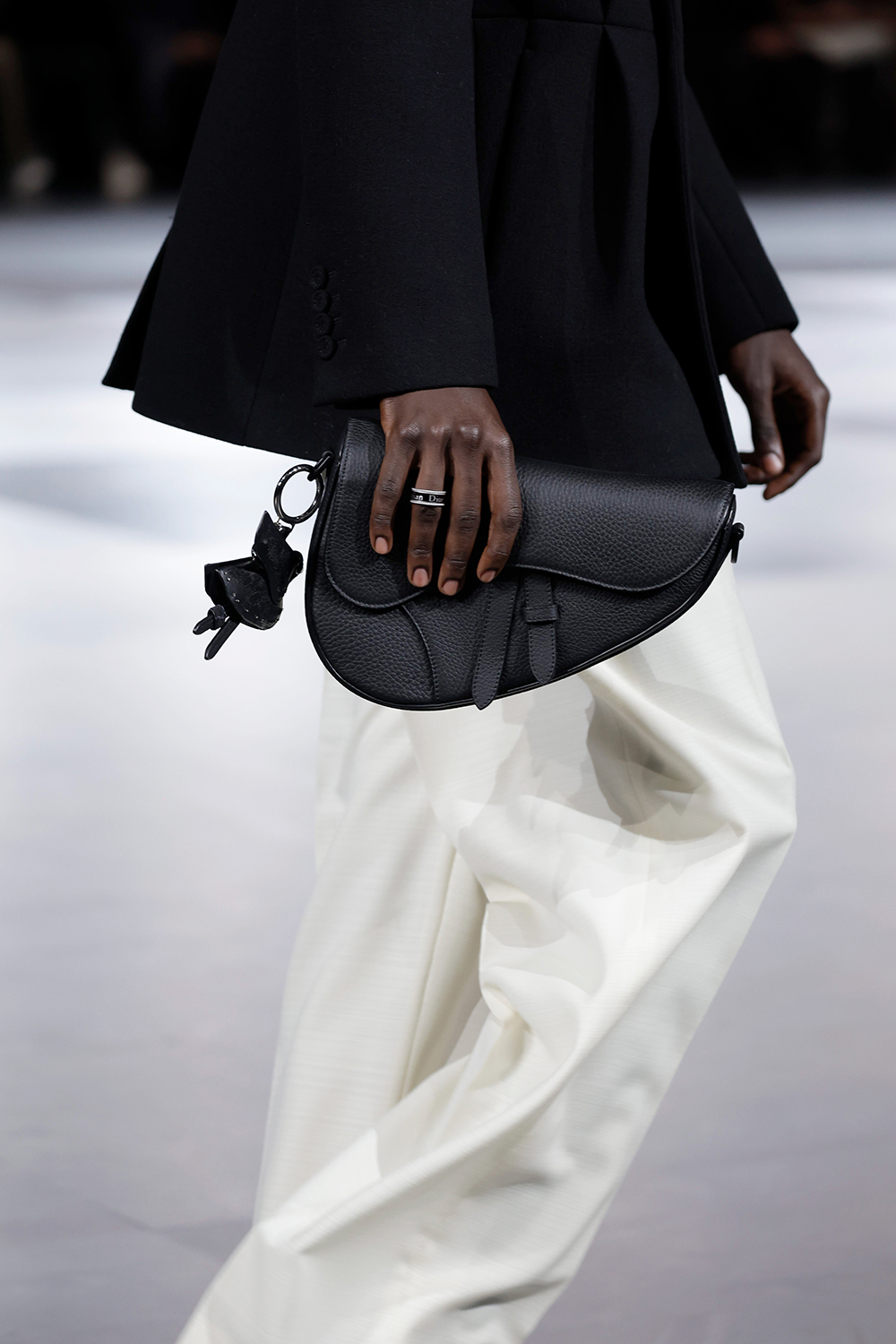 DIORからアイコニックなサドルバッグの新作がリリース