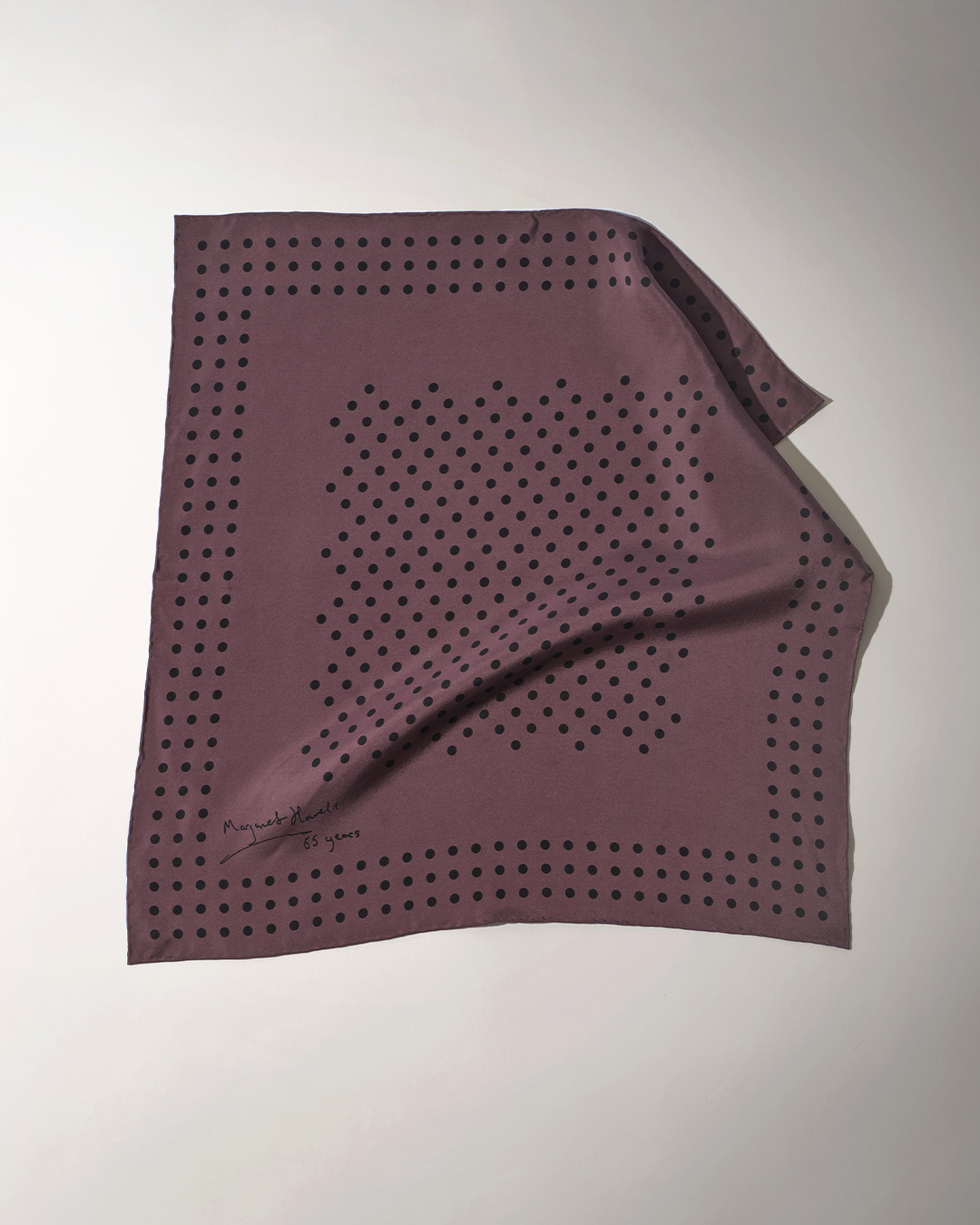 MARGARET HOWELLが55周年を記念して2種類のシルクスカーフを復刻