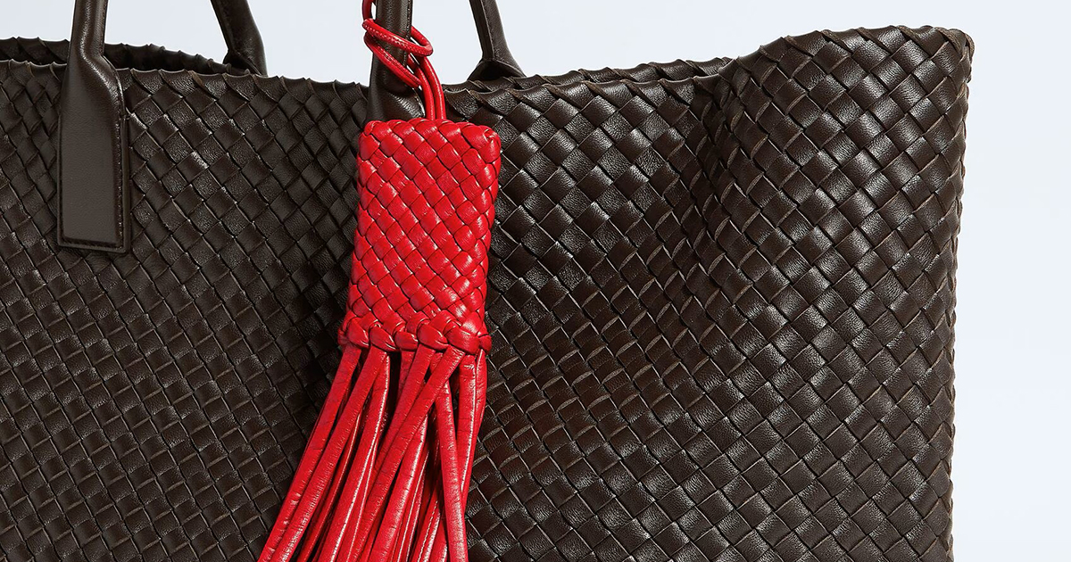 BOTTEGA VENETAからウェアラブルなAirPodsケースと個性的な