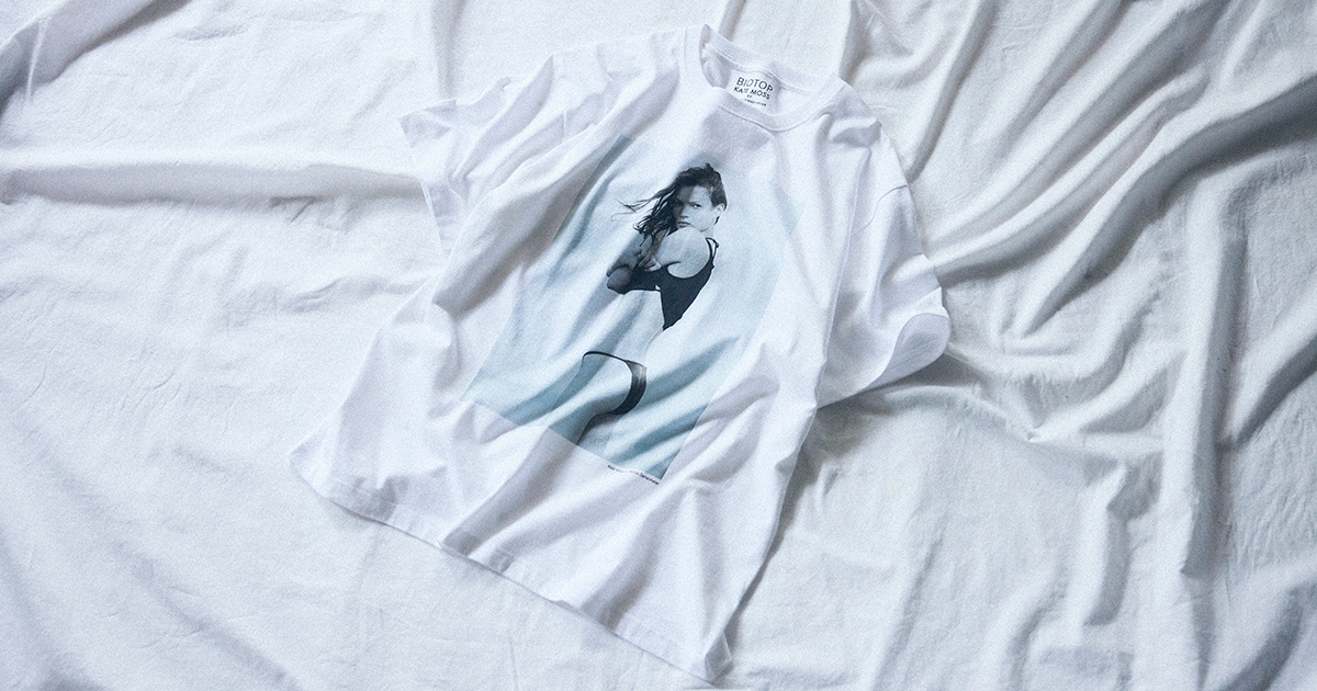 BIOTOPから新たなケイト・モスのフォトTシャツがリリース